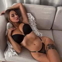 Cemre Eve Otele gelen Genç Bayan