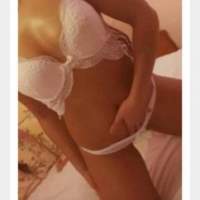 Dimdik memeleri olan Vika