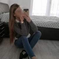 Kıvırcık saçlı bayan Ada