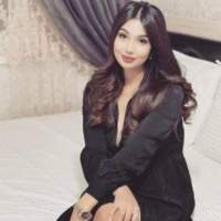 Sekse özel giyinen Defne