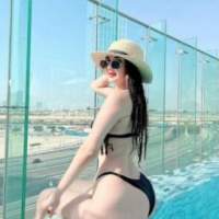 Sekse özel giyinen Defne