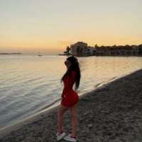 Seksi göğüsleri olan Zarina